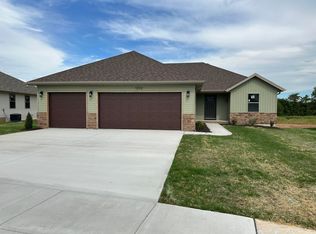 1202 N Maxine Ave, Nixa, MO 65714