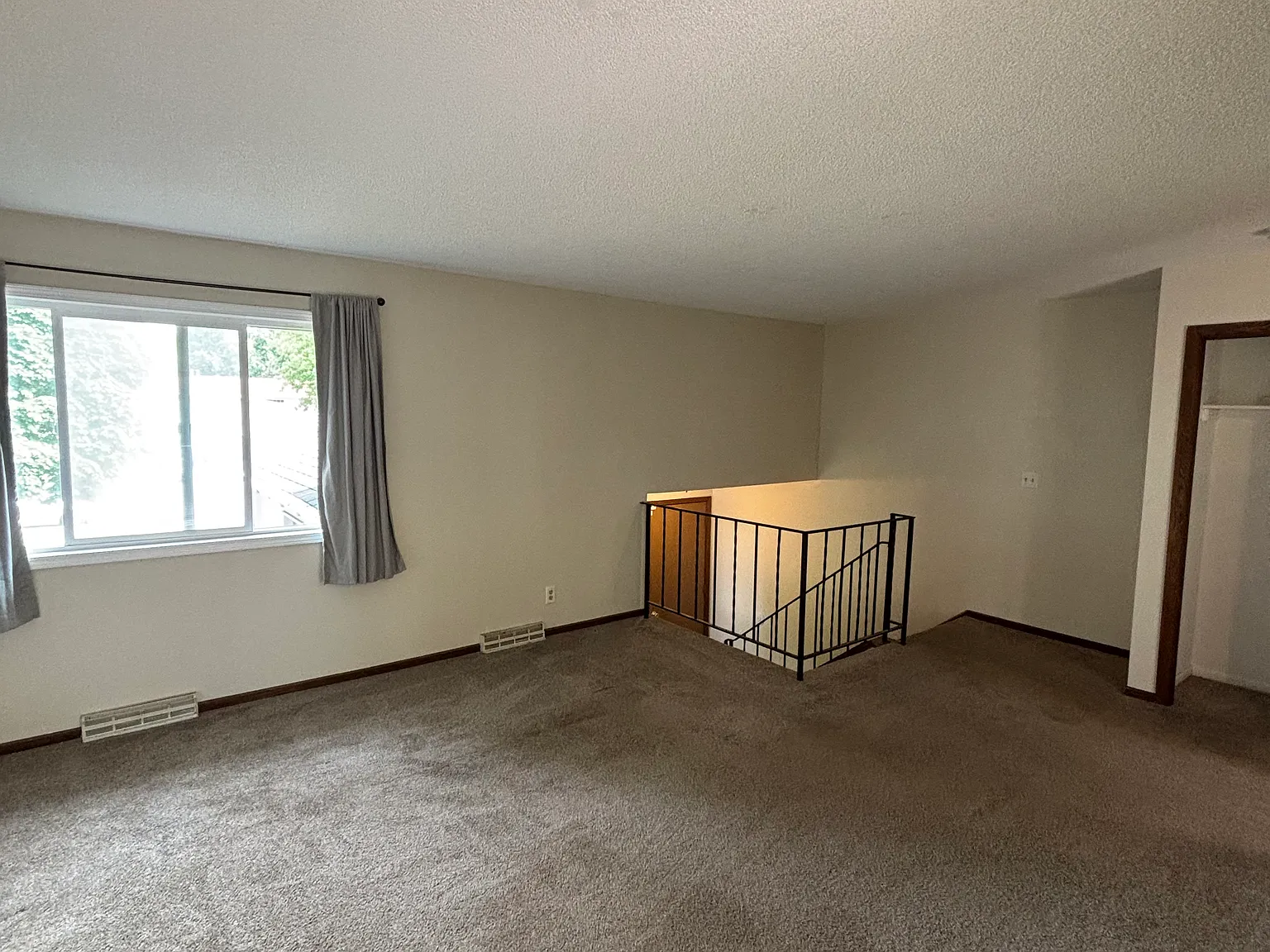 2 bed, 1100 sqft, $1,650 — Photo 3