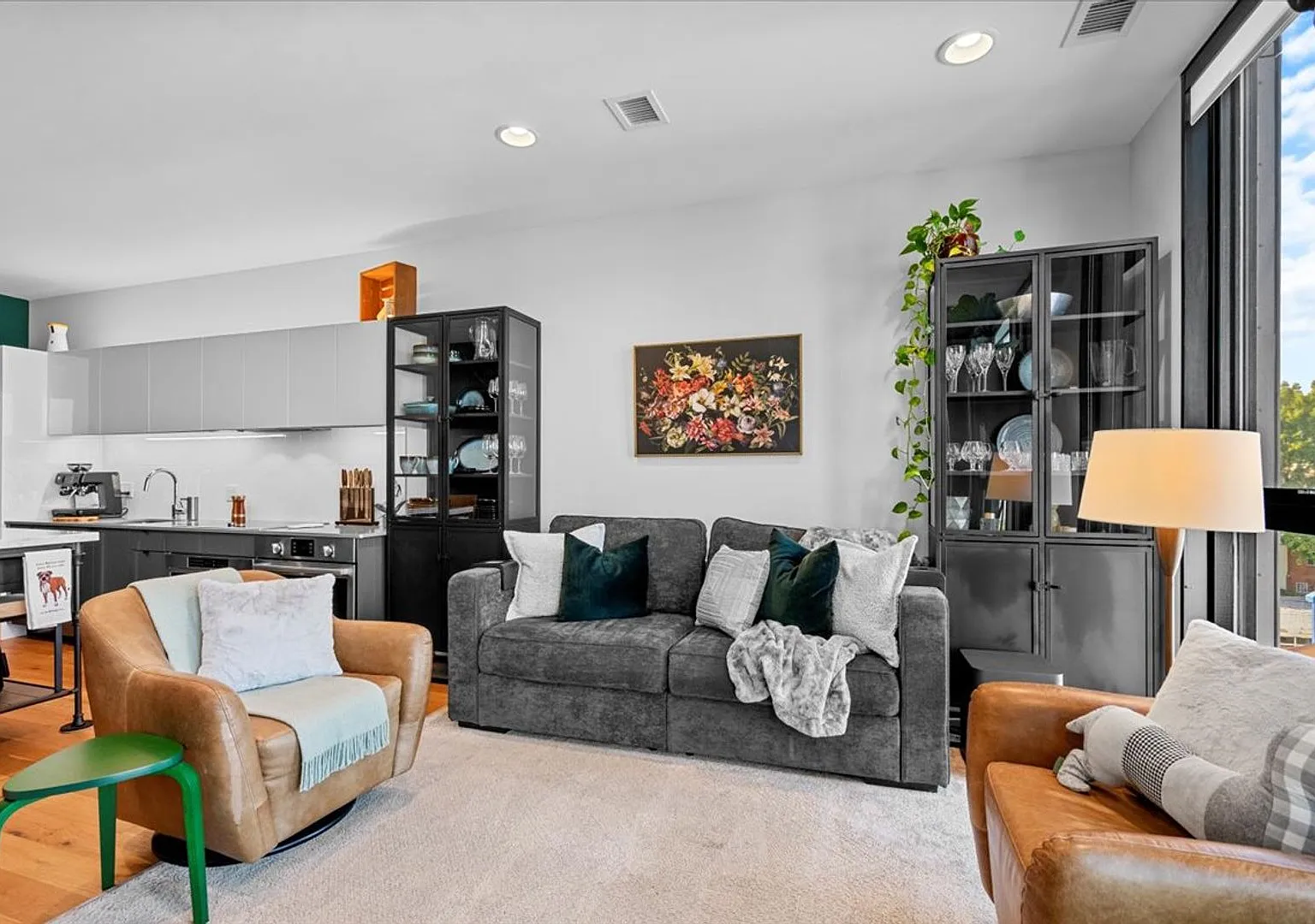 2-Level Penthouse with Private Terrace & Parking! — Photo 4