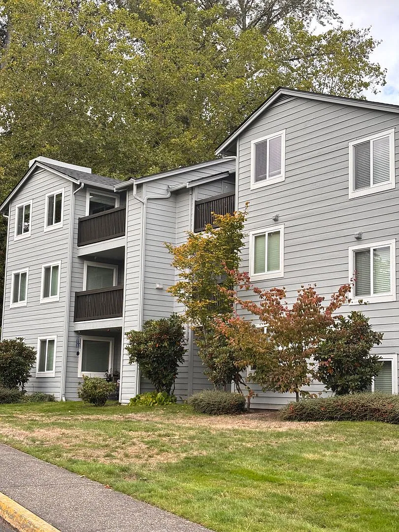 Charming 2-Bedroom Condo in the heart of Kenmore — Photo 1