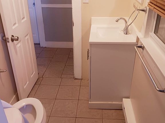 4th image of 83 Lounsbury Ave #3