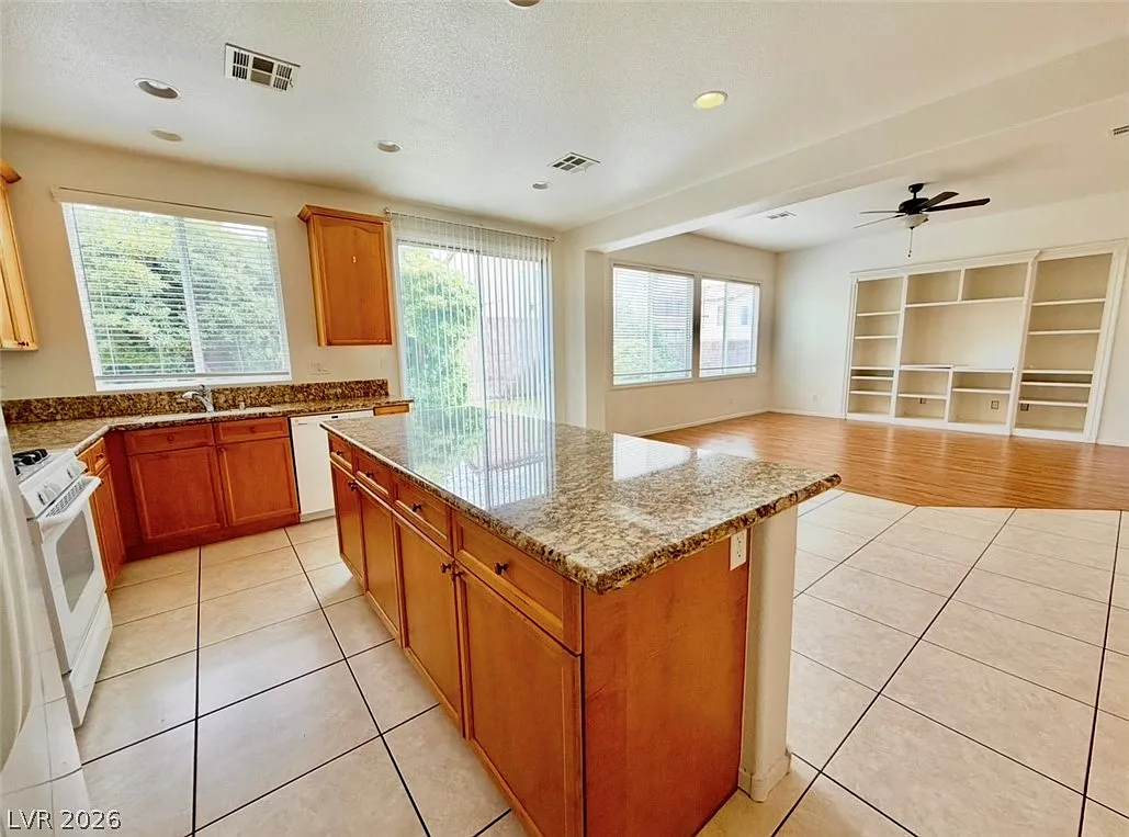 5 bed, 3.0 bath, 2383 sqft, $2,700 — Photo 4