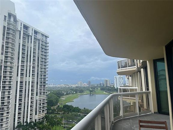 4th image of 20191 E Country Club Dr APT 1510