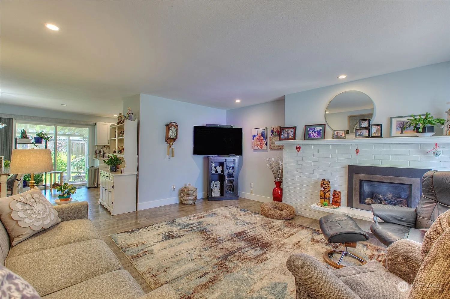 2 bed, 900 sqft, $2,300 — Photo 4