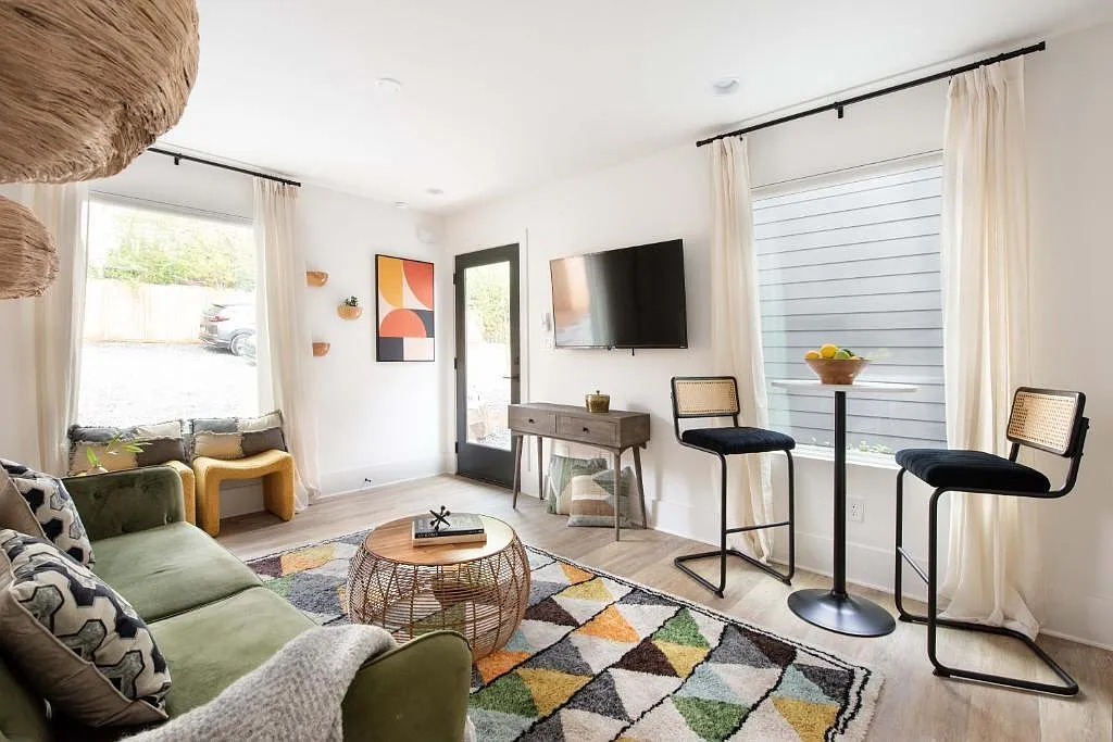 1 bed, 1.0 bath, 558 sqft, $3,000 — Photo 2