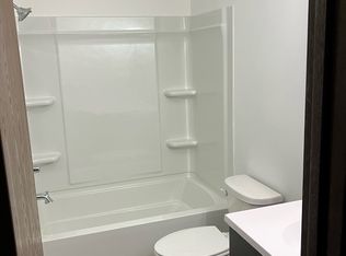 1009 W 8th St #7, Vinton, IA 52349