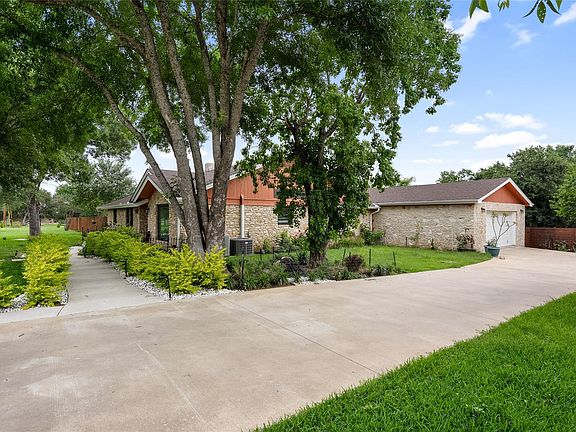 3rd image of 301 Oak Ridge Rd