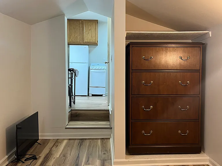 8853 S Seneca St #UPSTAIRS EFFICIENCY — Photo 5