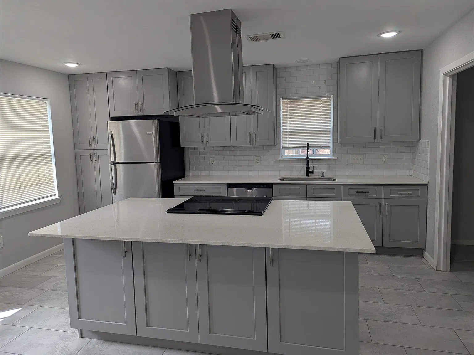 3 bed, 2.0 bath, 1393 sqft, $1,975 — Photo 2