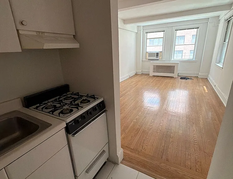 150 E 39th St #610 — Photo 3