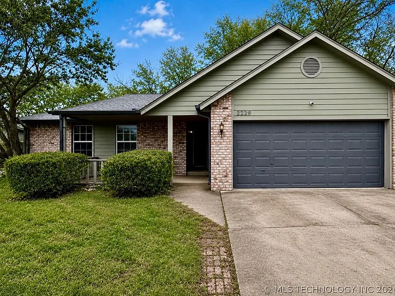2229 W Quinton St — Photo 1