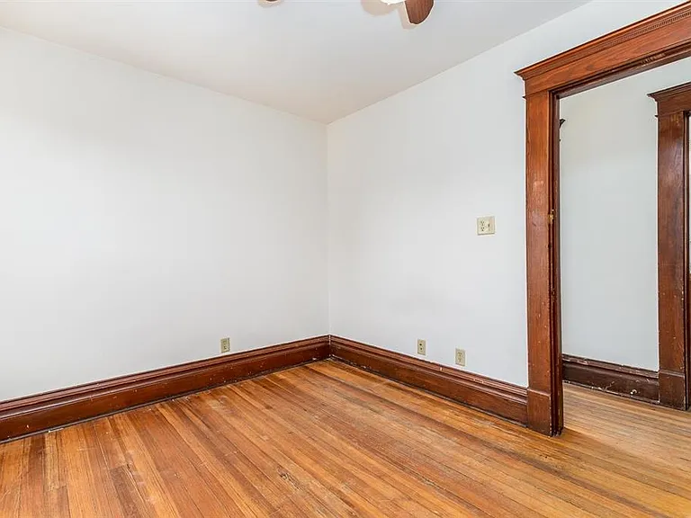 910 University Ave — Photo 29