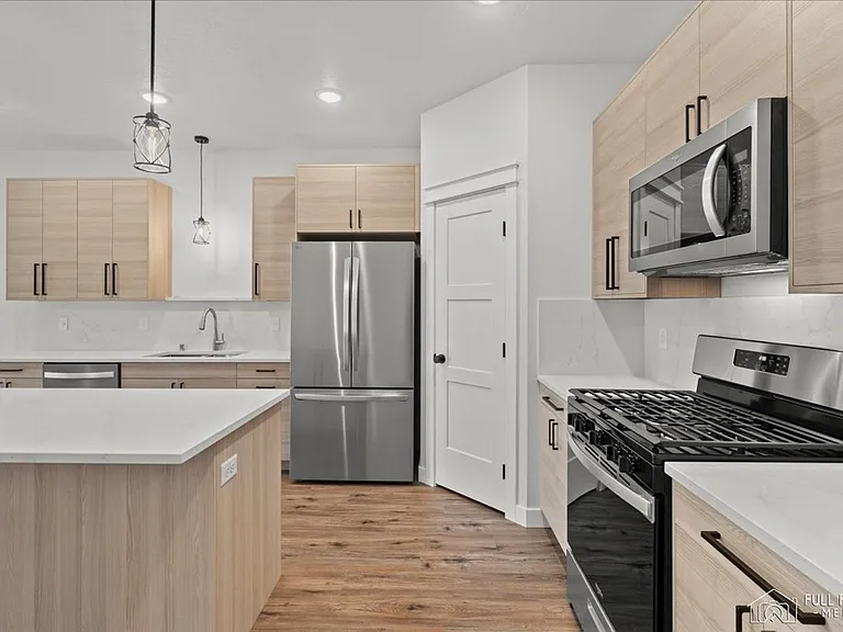 7442 N Paw St — Photo 43