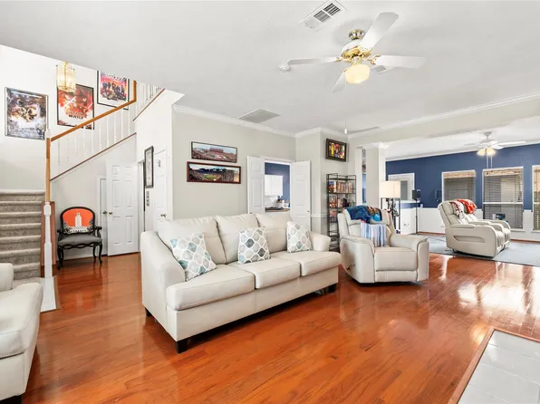 1289 El Camino Village Dr, Houston, TX 77058