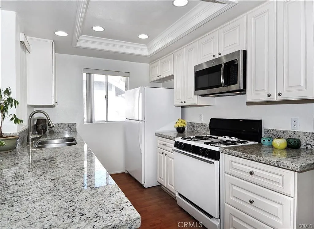 2 bed, 808 sqft, $2,900 — Photo 1