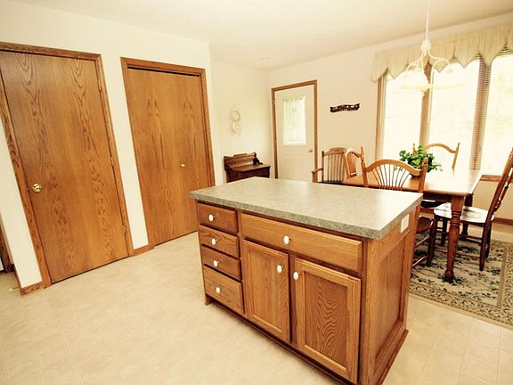 4th image of 266 Interlaken Ct