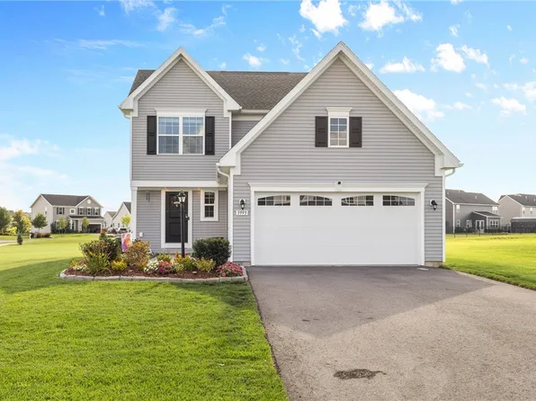 5993 Ivory Dr, Farmington, NY 14425