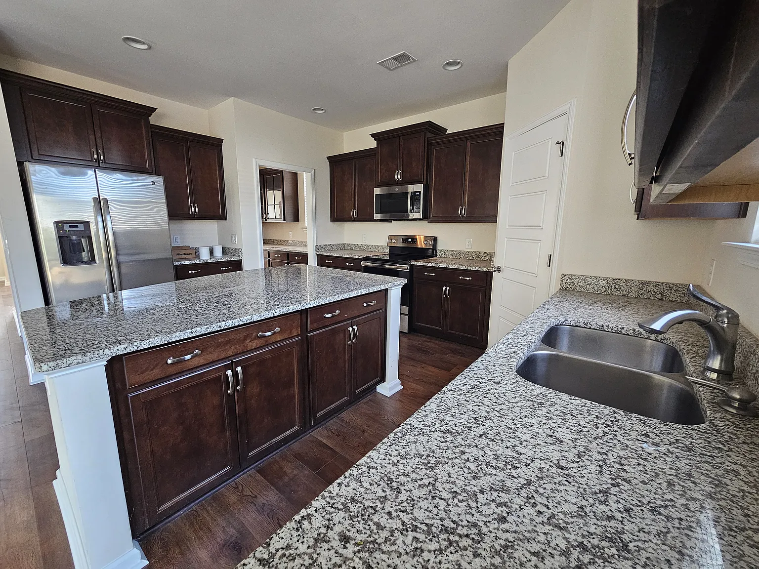 4 bed, 2.5 bath, 2620 sqft, $3,000 — Photo 2