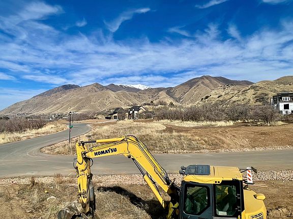 5th image of 2056 E Maple Hills Ln