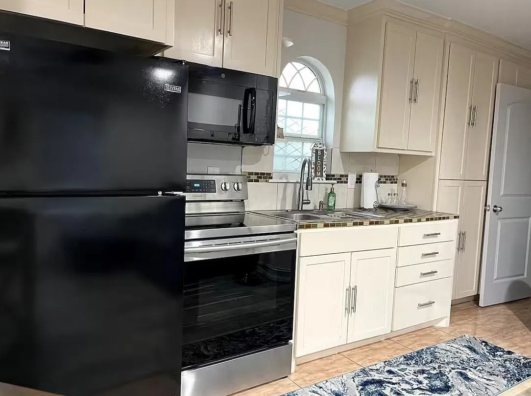 1 bed, 1.0 bath, 650 sqft, $1,600 — Photo 2