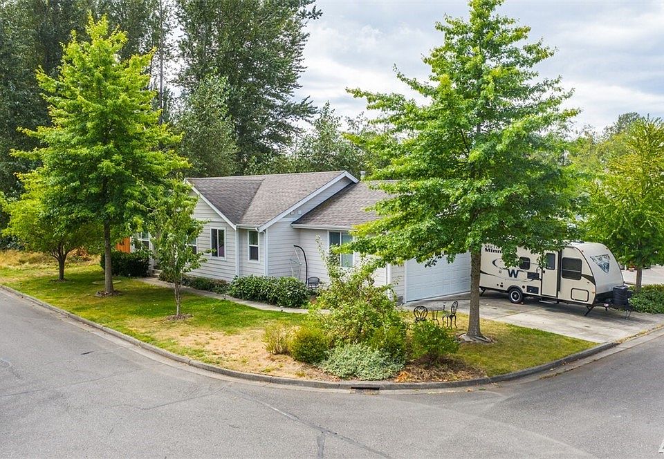 Peaceful Bellingham traditional rambler on corner lot, central to everything, within close bike road or walk to Whatcom College.