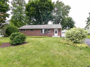 7 Buttercup Ln, Albany, NY 12211