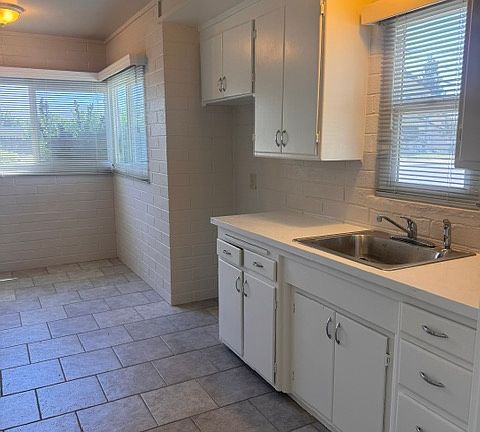 4th image of 842 Magnolia St