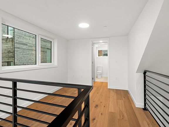5th image of 2617F Franklin Ave E