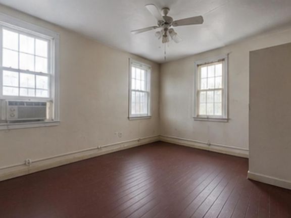 4th image of 2432 4th St NE