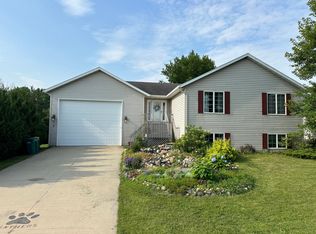 7 Lillie Ln SE, Pine Island, MN 55963