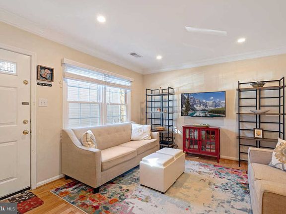 3rd image of 142 N Bedford St #B
