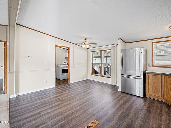 5th image of 573 Waterview Cir