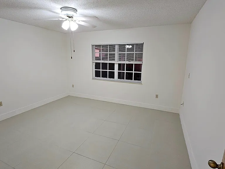 5431 SW 143rd Ave — Photo 6