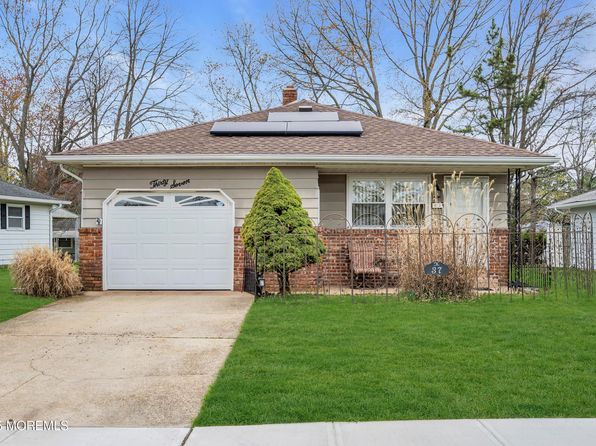 37 Scarborough Place, Toms River, NJ 08757