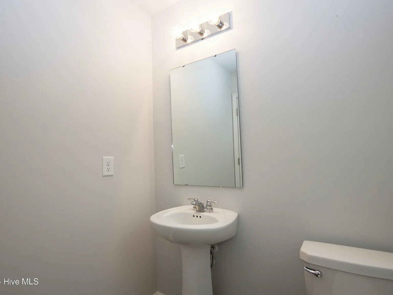 4 bed, 2.5 bath, 1925 sqft, $2,000 — Photo 4