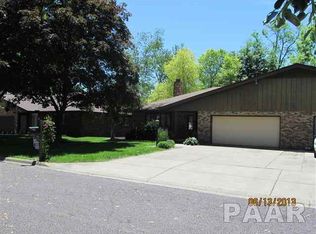 2810 W Pineknoll Ct, Peoria, IL 61615