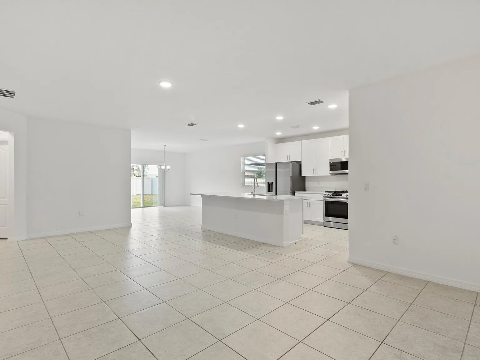 4 bed, 1876 sqft, $2,200 — Photo 4
