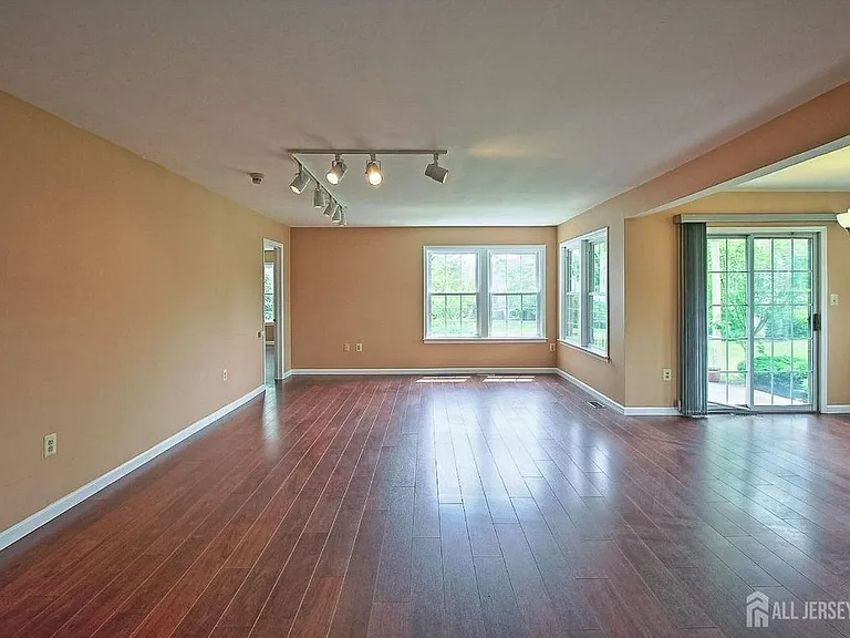 2 Bristol Ct — Photo 2