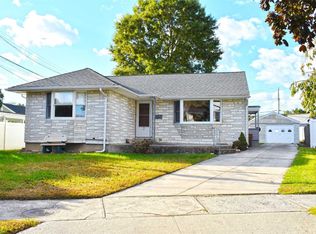 2 Cambridge Ct, Bethpage, NY 11714