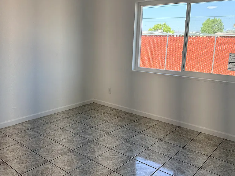 2126 Kingston Dr — Photo 10