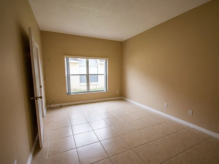 421 Lockbreeze Dr — Photo 18