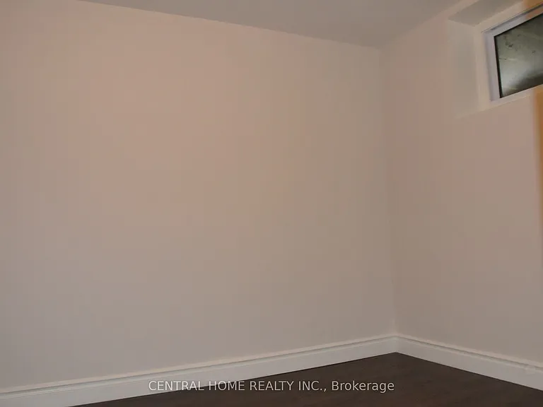 66 Collins Cres — Photo 8
