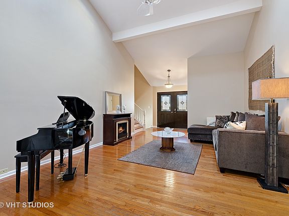3rd image of 1833 E Crabtree Dr