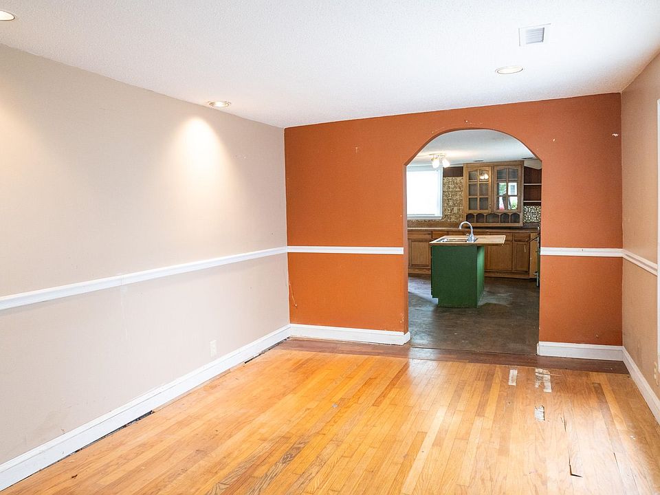 7th image of 901 Palm St.