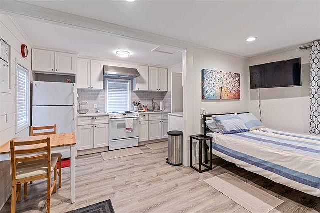 2nd image of 322 Ione St #2