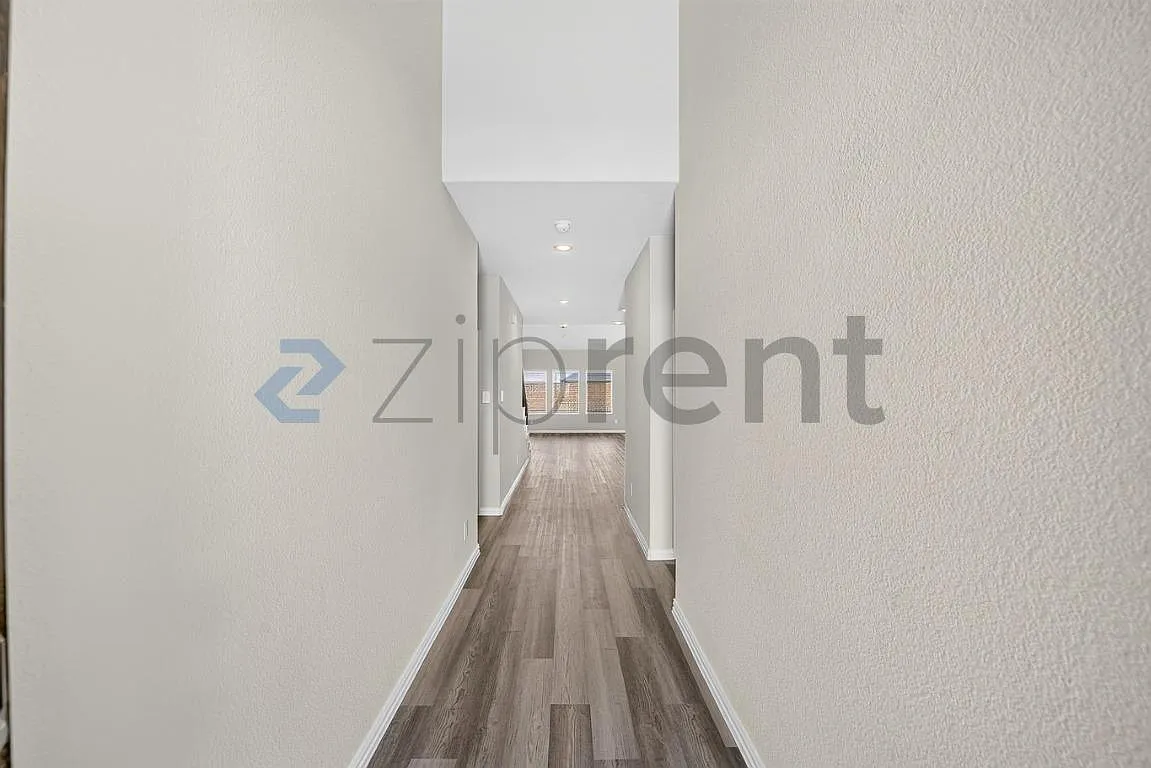 5 bed, 3060 sqft, $2,700 — Photo 4