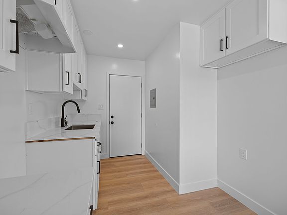 3rd image of 2426 N Buena Vista St #Dd