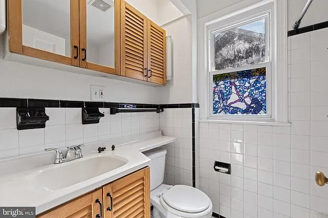 Bathroom 1 (upstairs)