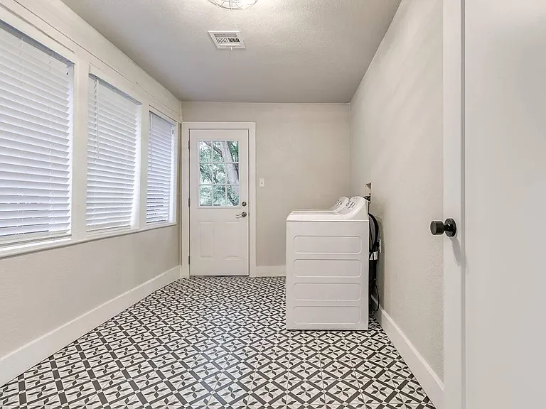718 NW 25th St — Photo 22