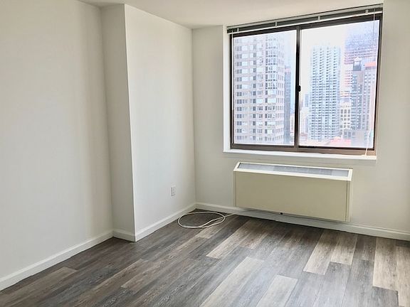 5th image of 520 W 43rd St APT 31F